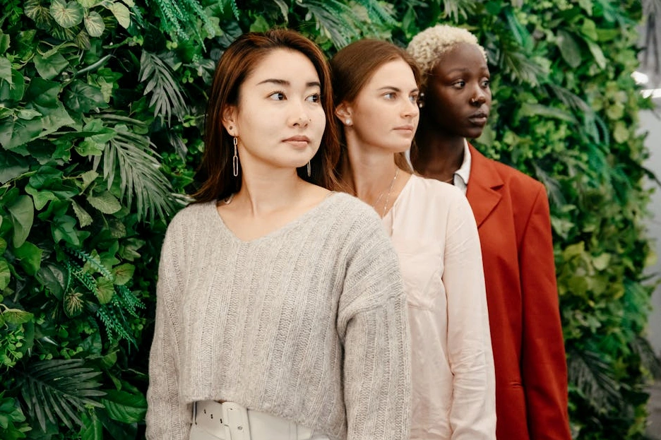 Různorodý tým odborníků diskutuje nad projektem v moderní kanceláři.